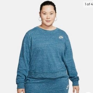 Nike – Gym Vintage Crew Neck Pullover (Plus Size)
MGCEMB/SAIL